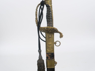 Vente aux enchères Sabre d’officier de marine.  Poignée en corne. Monture en laiton, gard