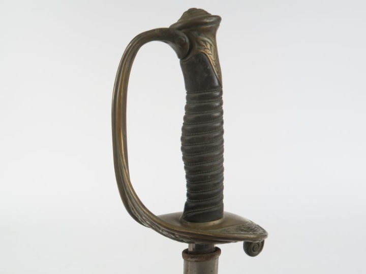 Sabre d’officier supérieur type 1855.  Poignée en corne (éclats à la b