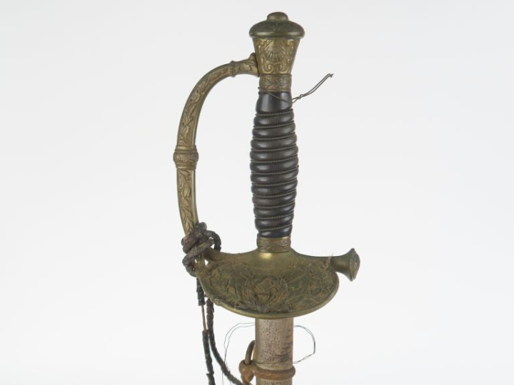 Épée d’officier toutes armes.  Fusée en corne avec filigrane. Monture 