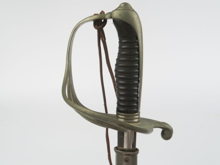 Sabre d’officier modèle 1882.  Poignée en corne, avec filigrane. Montu