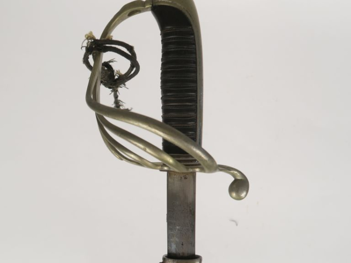 Sabre d’officier modèle 1882.  Poignée en corne, avec  filigrane. Mont