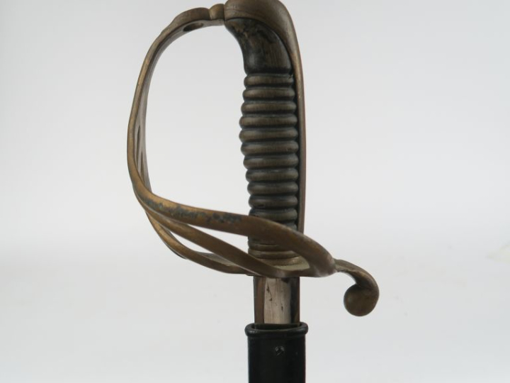Sabre d’officier d’infanterie modèle 1882.  Monture en fer repeint en 