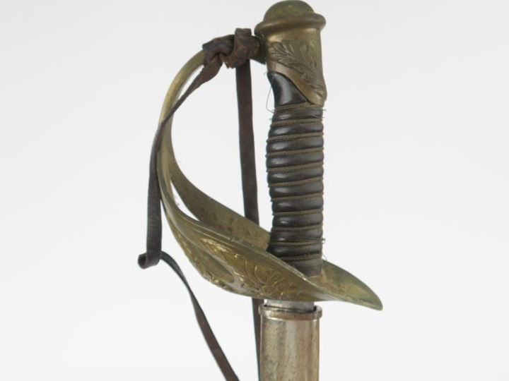 Sabre d’officier modèle 1923.  Poignée en corne avec filigrane (petit 