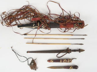Vente aux enchères Trois armes africaines :  -Petit poignard à poignée et fourreau en cui