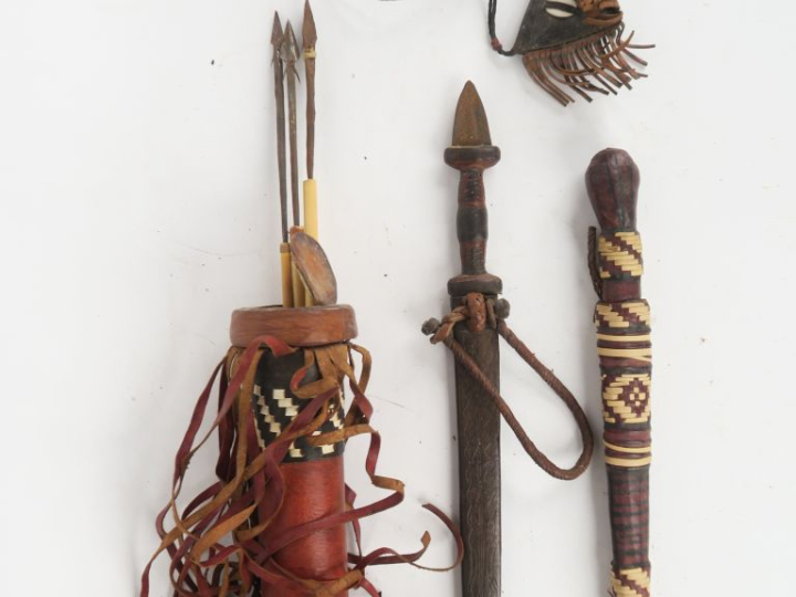 Trois armes africaines :  -Petit poignard à poignée et fourreau en cui