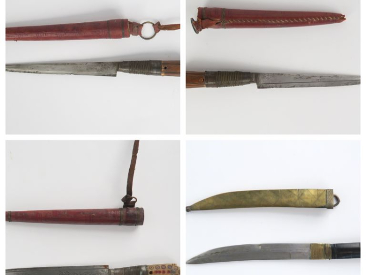 Quatre couteaux africains.  Lames à dos. Fourreaux en cuir et un en la