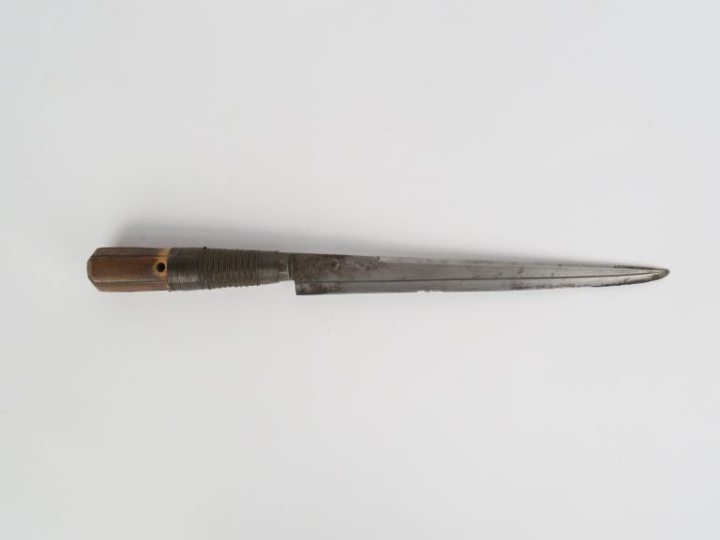 Quatre couteaux africains.  Lames à dos. Fourreaux en cuir et un en la