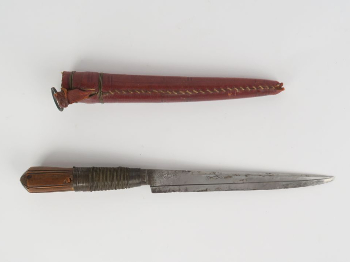 Quatre couteaux africains.  Lames à dos. Fourreaux en cuir et un en la