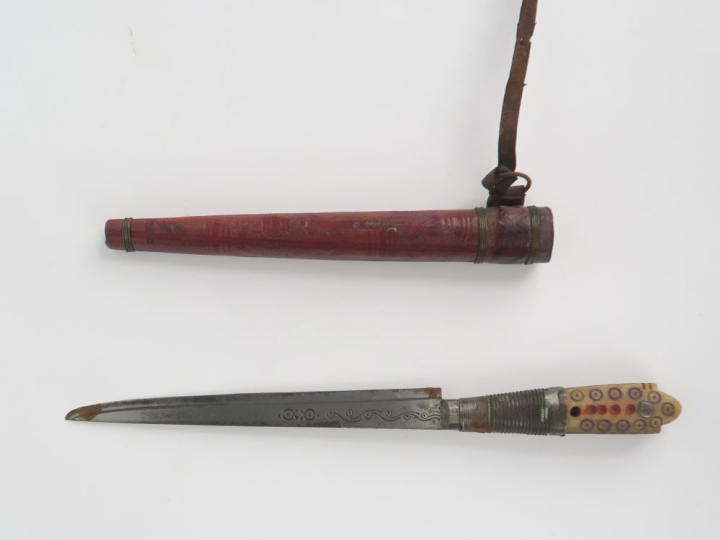 Quatre couteaux africains.  Lames à dos. Fourreaux en cuir et un en la