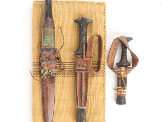 Vente aux enchères Trois poignards africains en bois et cuir.  Longueur : 16, 26 et 37 cm