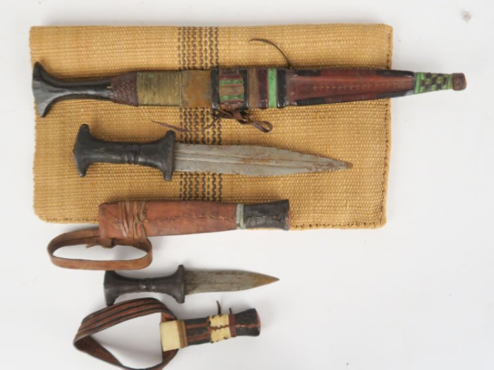 Trois poignards africains en bois et cuir.  Longueur : 16, 26 et 37 cm
