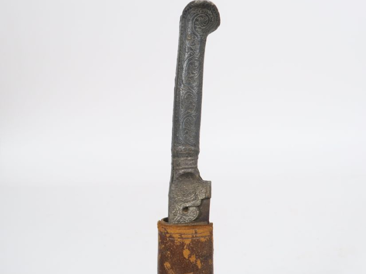 Sabre ottoman yatagan.  Poignée et talon recouverts de métal argenté g