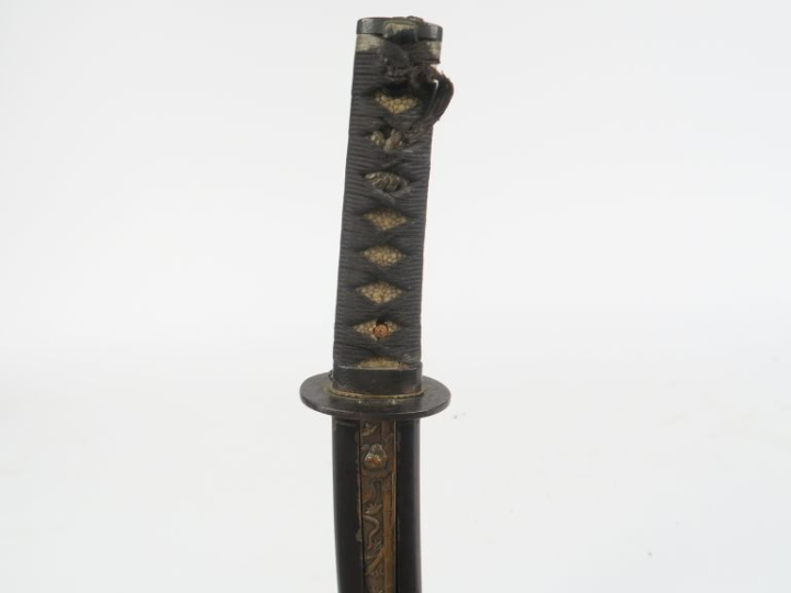 Sabre japonais wakizashi.  Poignée recouvert de galuchat avec tressage