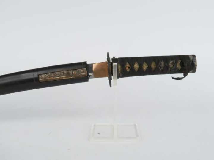 Sabre japonais wakizashi.  Poignée recouvert de galuchat avec tressage