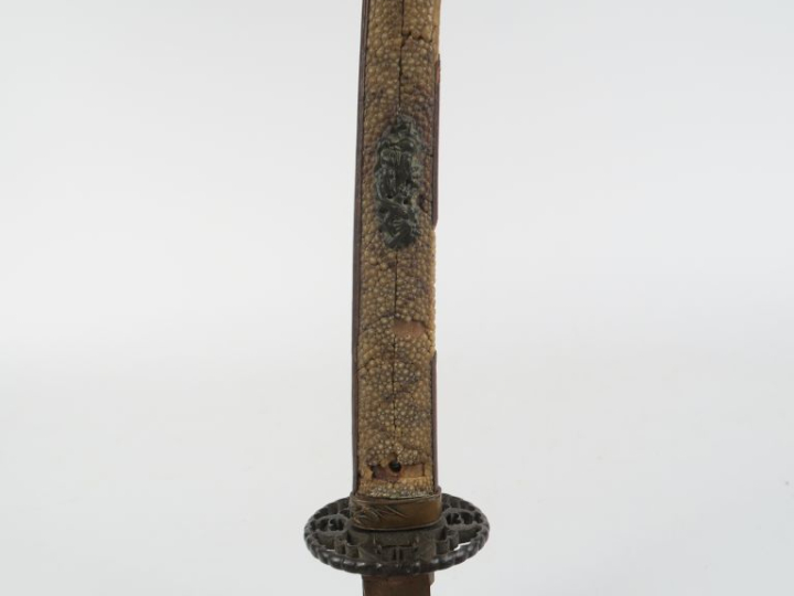 Sabre japonais Katana.  Poignée avec restes de galuchat et menuki sur 