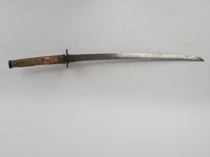 Sabre japonais Katana.  Poignée avec restes de galuchat et menuki sur 