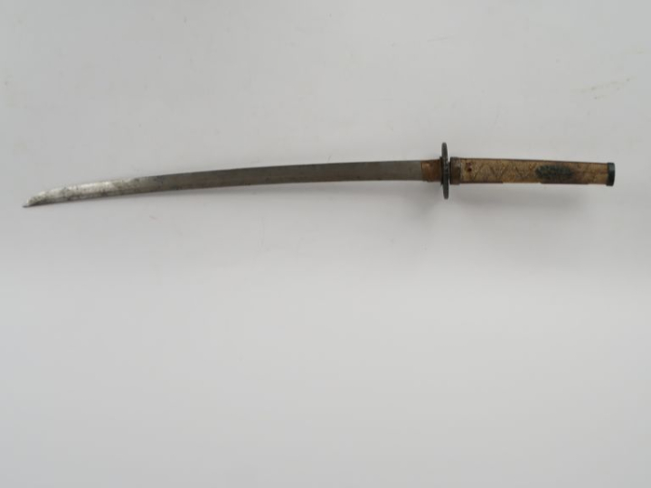 Sabre japonais Katana.  Poignée avec restes de galuchat et menuki sur 