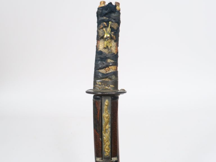 Sabre japonais wakizashi.  Poignée recouvert de galuchat avec tressage