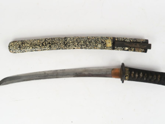 Vente aux enchères Sabre japonais wakizashi.  Poignée recouvert de galuchat avec tressage