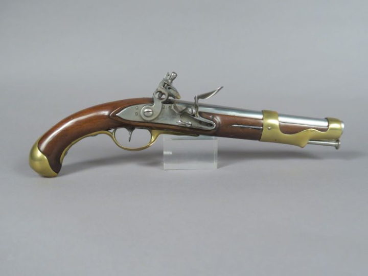 Pistolet d’arçon à silex modèle 1763-66.  Canon rond à méplats au tonn