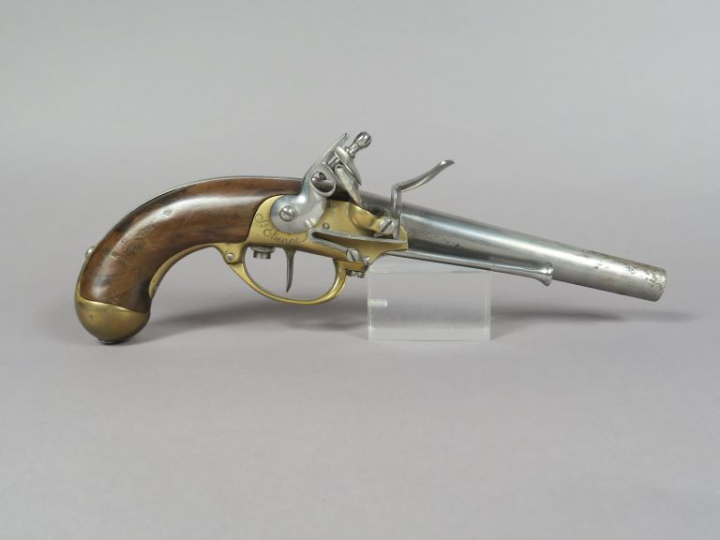 Pistolet d’arçon à silex 1777, 1er type.  Canon rond, à méplats, daté 