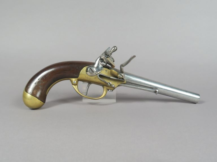 Pistolet d’arçon à silex 1777, 2e type.  Canon rond, à méplats, daté «