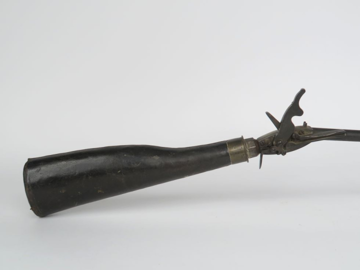 Fusil à vent.  Canon rond. Coffre avec mécanique externe.  Crosse rése