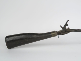 Vente aux enchères Fusil à vent.  Canon rond. Coffre avec mécanique externe.  Crosse rése