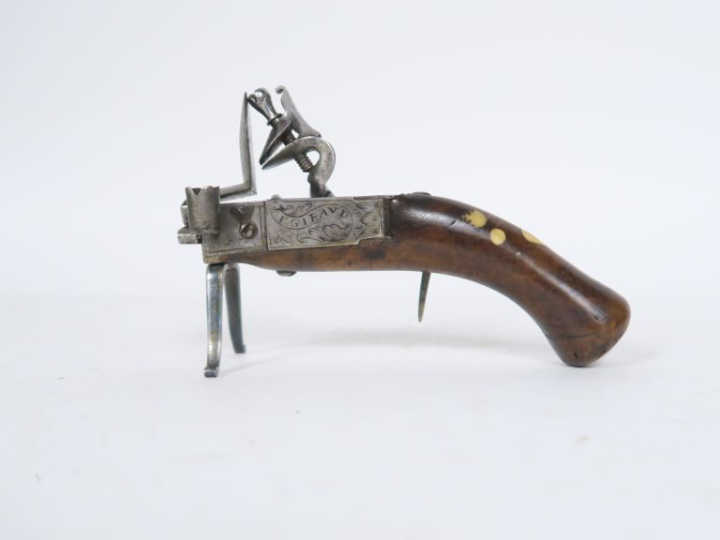 Beau pistolet briquet à silex.  Mécanique visible côté droit avec chie
