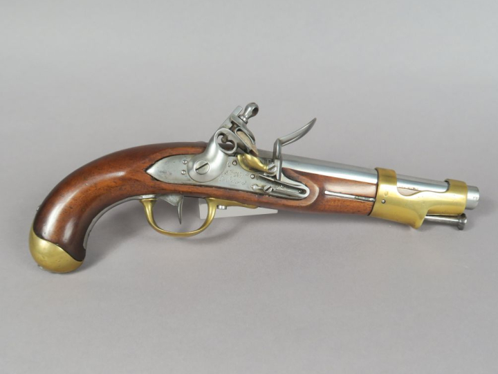 Pistolet d’arçon à silex modèle An IX.  Canon rond à pans au tonnerre,
