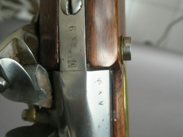 Pistolet d’arçon à silex modèle An IX.  Canon rond à pans au tonnerre,