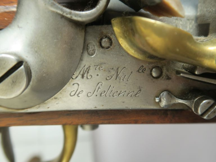 Pistolet d’arçon à silex modèle An IX.  Canon rond à pans au tonnerre,