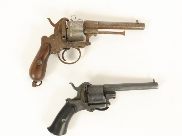 Deux revolvers à broches :  a) six coups, calibre 9 mm. Manque la port