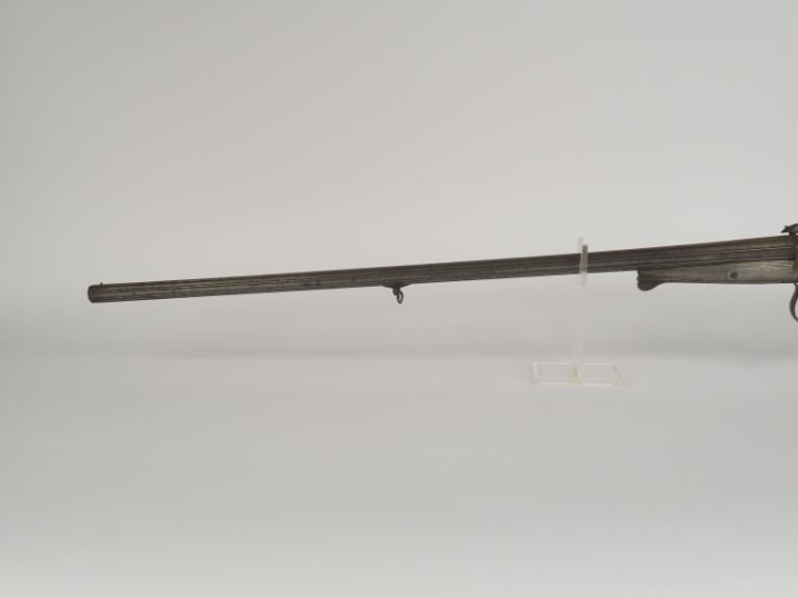 Fusil de chasse à broche, un coup.  Canon rond avec arrête. Platine ar