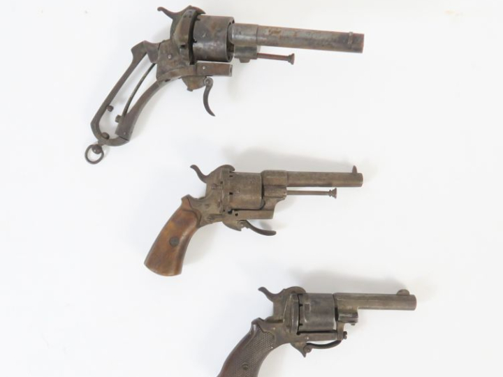 Ensemble de trois revolvers à broches dans l’état :  a- six coups, cal