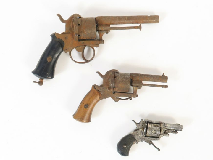 Ensemble de trois revolvers :  - Bulldog, six coups calibre 22.   - br
