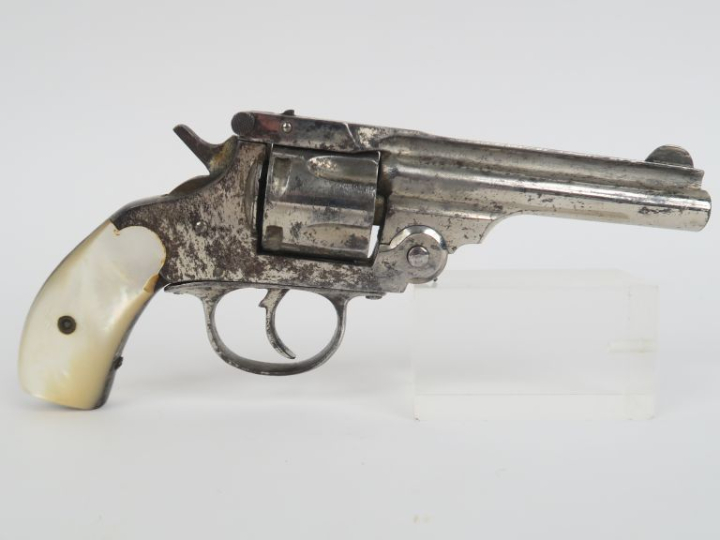 Revolver type Smith   Wesson, cinq coups, calibre 38, double action.  
