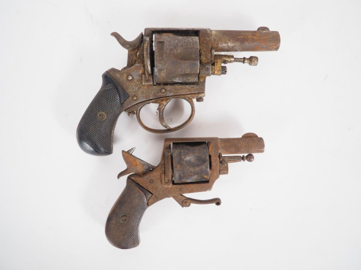 Revolver Bulldog, six coups, calibre 380.  Finition gravée.  A.B.E. (F