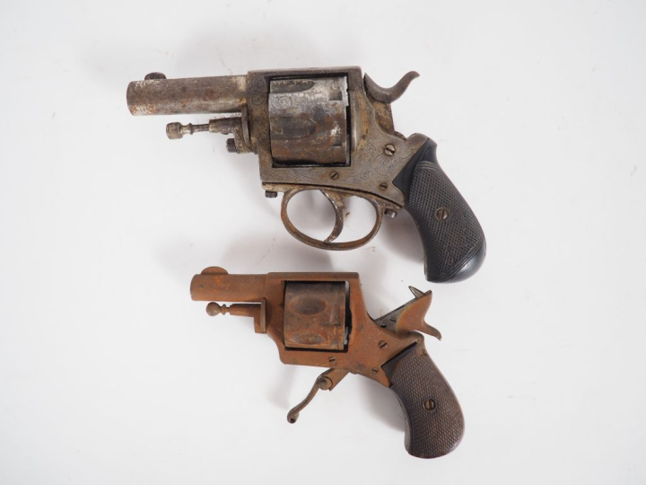 Revolver Bulldog, six coups, calibre 380.  Finition gravée.  A.B.E. (F