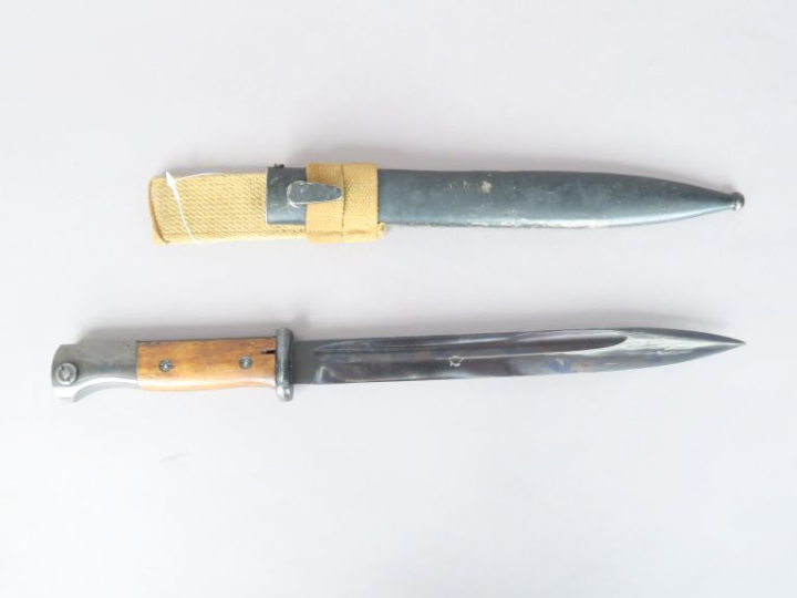 ALLEMAGNE  Baïonnette type 1884-98, réutilisée.  Poignée à plaquettes 