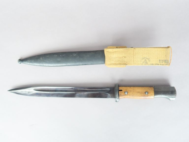 ALLEMAGNE  Baïonnette type 1884-98, réutilisée.  Poignée à plaquettes 