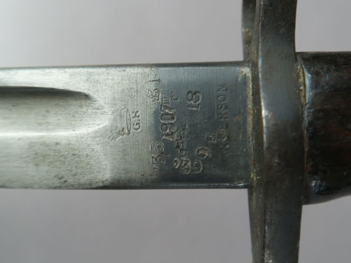GRANDE BRETAGNE  Baïonnette modèle 1907.  Poignée à plaquettes de bois