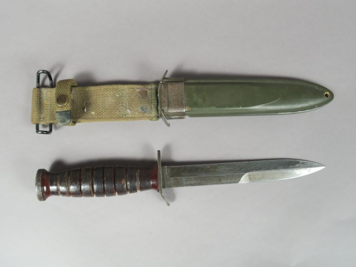 USA  Couteau de combat USM3 Impérial.  Poignée à rondelles de cuir. Mo
