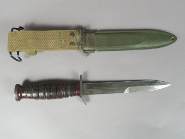 USA  Couteau de combat USM3 Impérial.  Poignée à rondelles de cuir. Mo