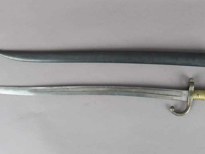 FRANCE  Baïonnette Chassepot modèle 1866.  Poignée en laiton. Croisièr