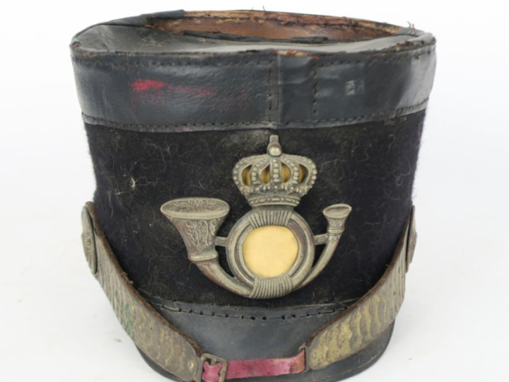 Shako présumé des chasseurs de la garde civique belge.  En cuir recouv