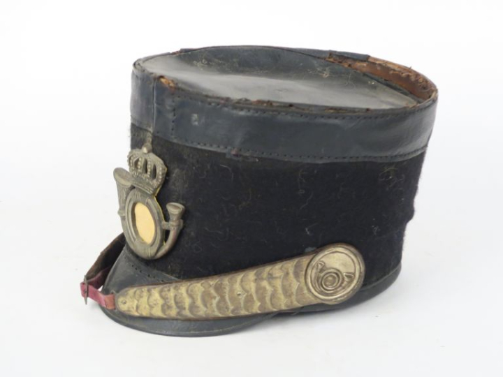 Shako présumé des chasseurs de la garde civique belge.  En cuir recouv