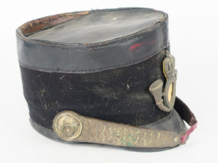 Shako présumé des chasseurs de la garde civique belge.  En cuir recouv