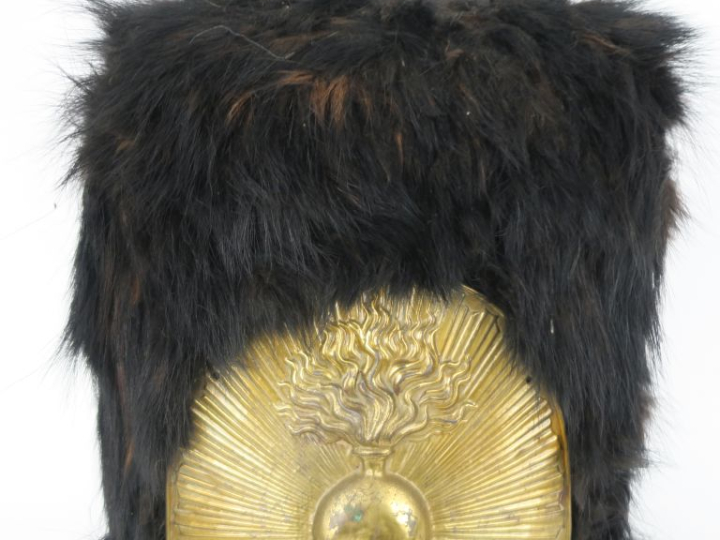 Bonnet à poil de type britannique.  Monté avec une plaque à la grenade