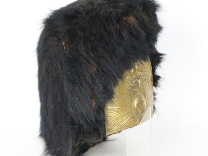 Bonnet à poil de type britannique.  Monté avec une plaque à la grenade